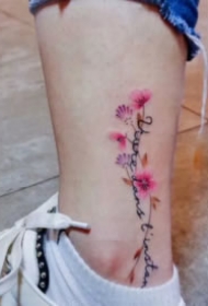 脚踝处的小清新彩色花朵纹身图片