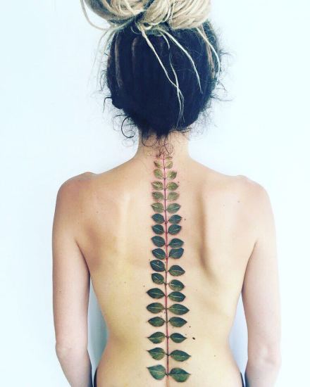 点击大图看下一张：纹在脊柱上的脊椎之花纹身图案
