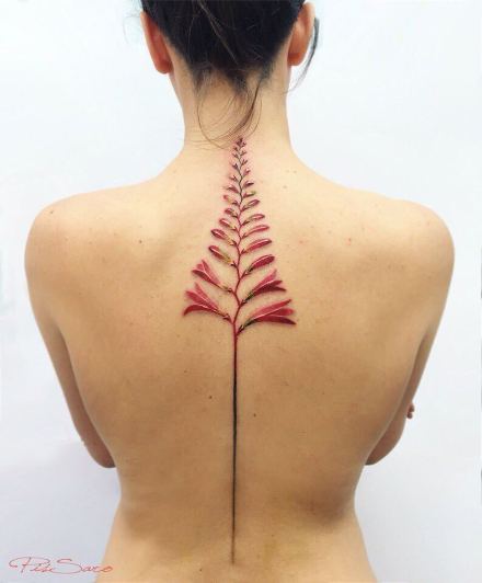 点击大图看下一张：纹在脊柱上的脊椎之花纹身图案
