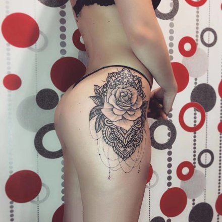 点击大图看下一张：女士大腿侧部性感梵花纹身作品欣赏