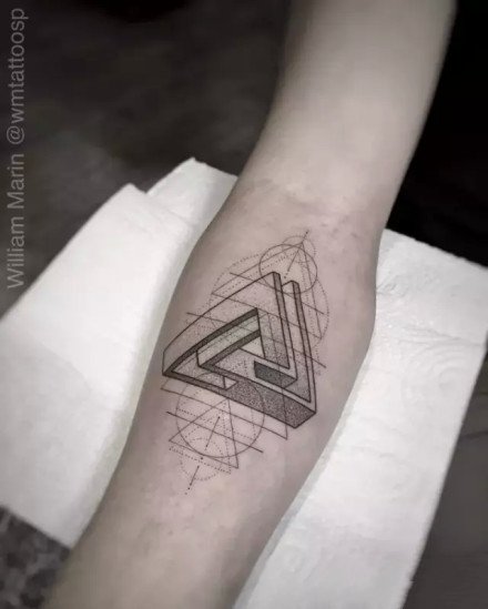点击大图看下一张：小臂上很好看的点线几何设计纹身图案