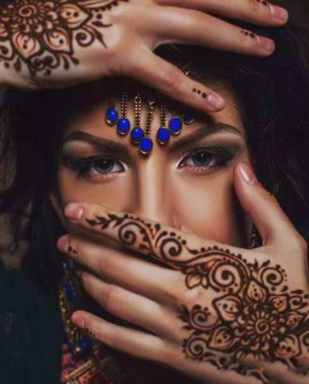 点击大图看下一张：手部印度海娜手绘纹身作品欣赏