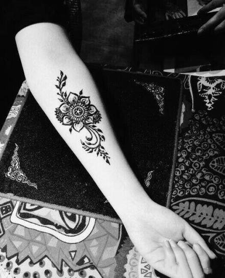 点击大图看下一张：手部印度海娜手绘纹身作品欣赏