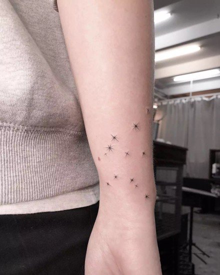 点击大图看下一张：小星星连线的星座符号纹身图案
