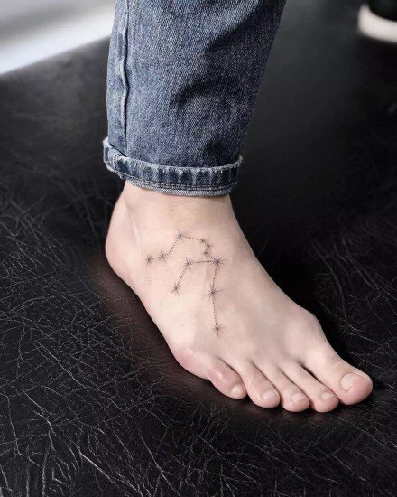 点击大图看下一张：小星星连线的星座符号纹身图案