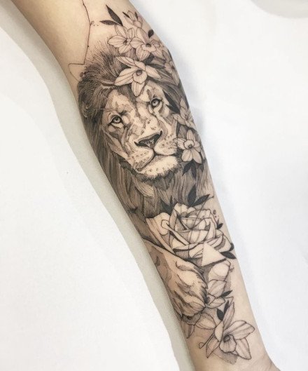 点击大图看下一张：老虎和狮子的一组黑灰纹身作品欣赏