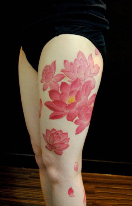 点击大图看下一张：漂亮的一组莲花纹身图案赏析