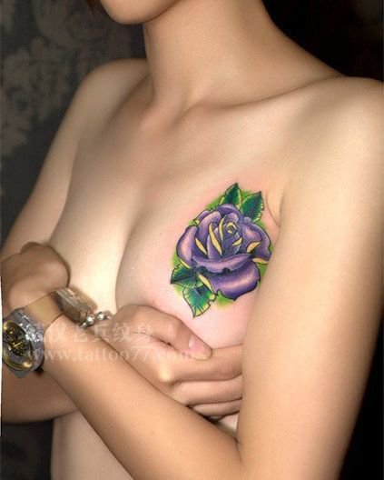 点击大图看下一张：18张适合女生胸部的小清新纹身图片