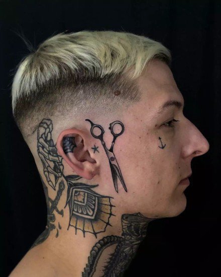 点击大图看下一张：头部面部的一组个性纹身作品