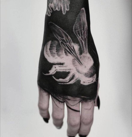 点击大图看下一张：暗黑色的手背纹身图片作品