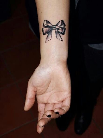 点击大图看下一张：女孩子适合的小清新蝴蝶结纹身图片