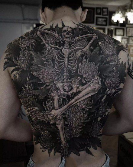 点击大图看下一张：震撼的一组霸气大满背纹身作品图片