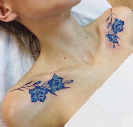 点击大图看下一张：好看的女生锁骨肩部小清新花朵纹身图案