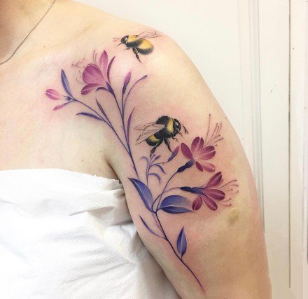 点击大图看下一张：好看的女生锁骨肩部小清新花朵纹身图案
