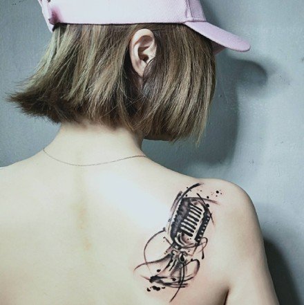 点击大图看下一张：音乐爱好者喜欢的个性麦克风纹身图案