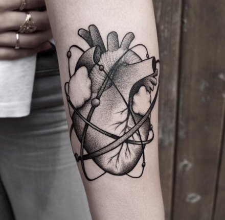 点击大图看下一张：暗黑色的9张心脏纹身图案赏析