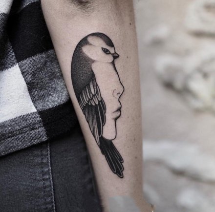 点击大图看下一张：创意的鸟与人脸结合的个性纹身图案