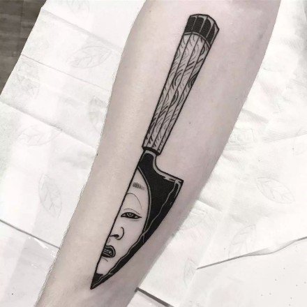 点击大图看下一张：黑色的一组小刀匕首纹身图案