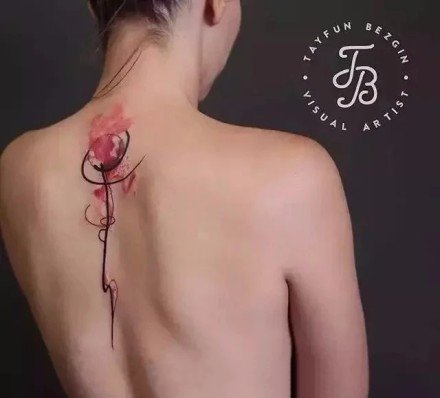 点击大图看下一张：18张女性后背脊椎上的漂亮纹身图案
