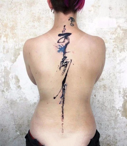 点击大图看下一张：18张女性后背脊椎上的漂亮纹身图案