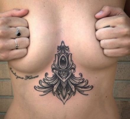 点击大图看下一张：很性感的一波女性胸下纹身图案
