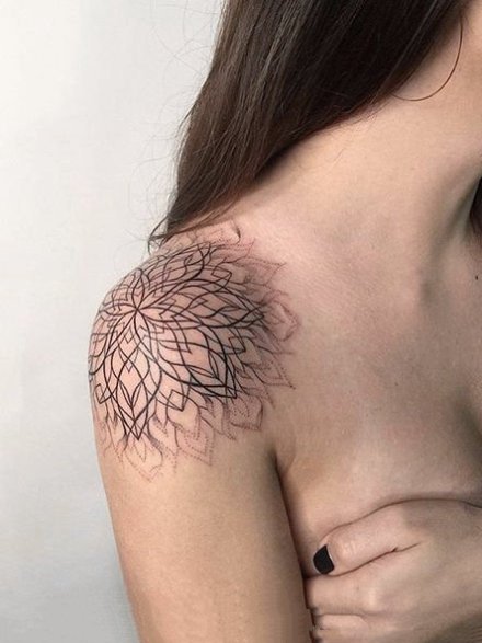 点击大图看下一张：女生肩头上的性感小纹身图案