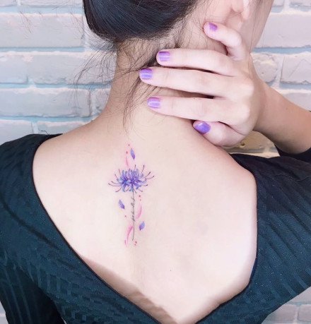 点击大图看下一张：紫色调适合女生的一组小清新纹身图