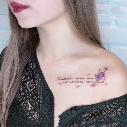 点击大图看下一张：紫色调适合女生的一组小清新纹身图