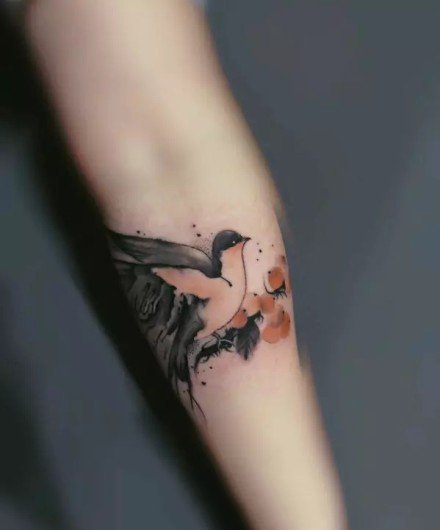 点击大图看下一张：燕子主题的一组小清新飞燕纹身图