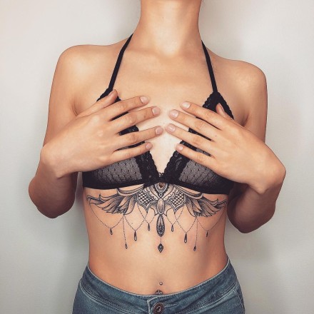 点击大图看下一张：女性胸下性感的一组梵花纹身作品图片欣赏