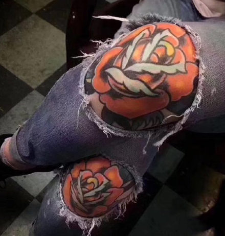 点击大图看下一张：膝盖部位的一组个性纹身作品欣赏
