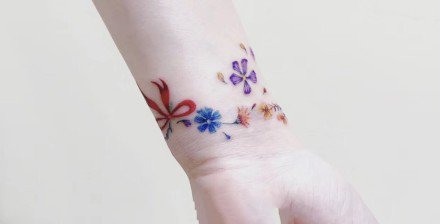 点击大图看下一张：小清新环绕手臂的一组花环纹身