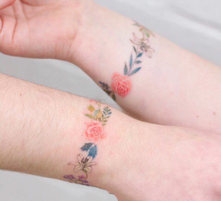 点击大图看下一张：小清新环绕手臂的一组花环纹身
