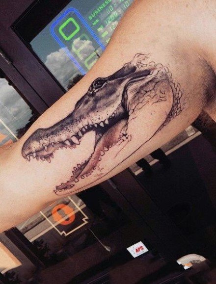 点击大图看下一张：鳄鱼主题的9张鳄鱼纹身图案欣赏