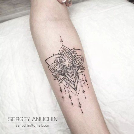 点击大图看下一张：女生的黑灰色梵花性感纹身图案