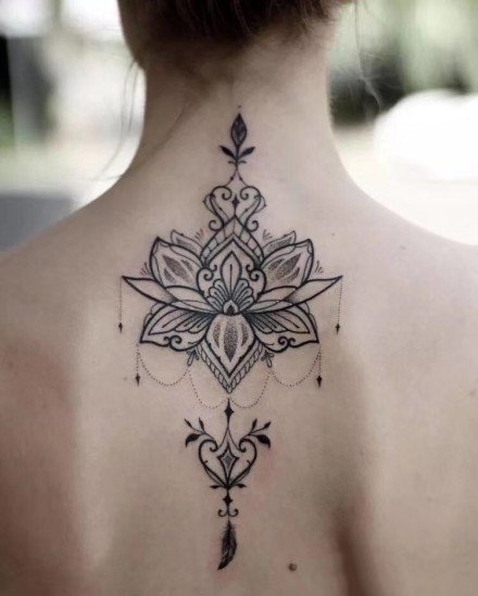 点击大图看下一张：女生后背脊椎处唯美的莲花梵花纹身图案