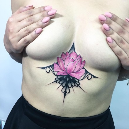 点击大图看下一张：女士性感的胸部下面的宝石纹身图案
