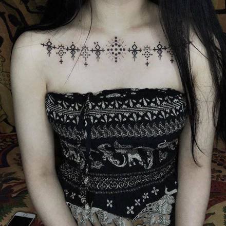 点击大图看下一张：女生胸前锁骨处好看的一组纹身作品图案