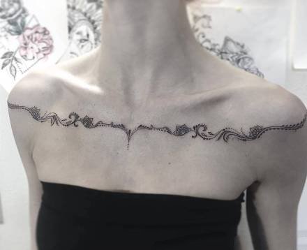 点击大图看下一张：女生胸前锁骨处好看的一组纹身作品图案