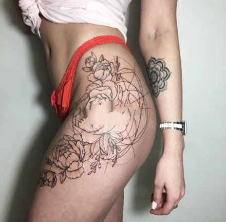 点击大图看下一张：女性大腿侧性感的纹身作品图片