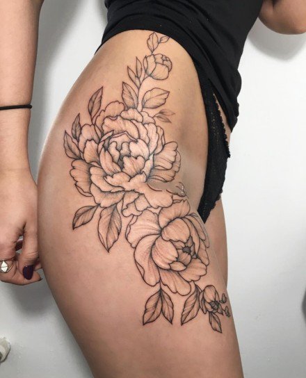 点击大图看下一张：女性大腿侧性感的纹身作品图片