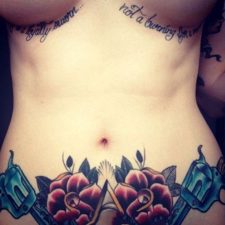 点击大图看下一张：女性腰腹部私密处性感的纹身图片