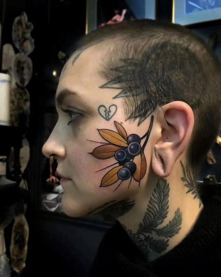 点击大图看下一张：头部耳朵旁的school植物小纹身图案