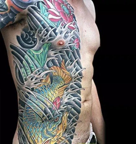 点击大图看下一张：好看的一组传统金龙鱼纹身图案