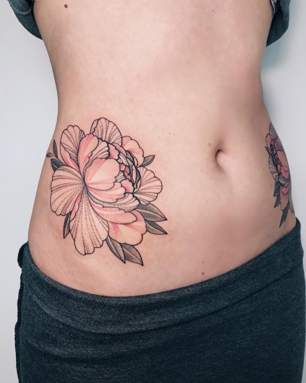 点击大图看下一张：女生腰腹部的性感纹身作品