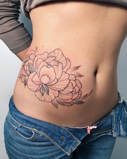 点击大图看下一张：女生腰腹部的性感纹身作品