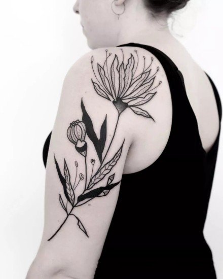 点击大图看下一张：自然素雅之美的黑灰植物纹身图