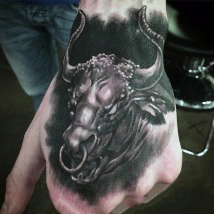 点击大图看下一张：9张强壮的公牛头纹身图案欣赏