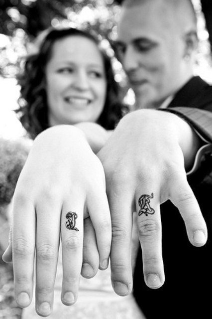 点击大图看下一张：爱意满满的成对情侣戒指纹身作品