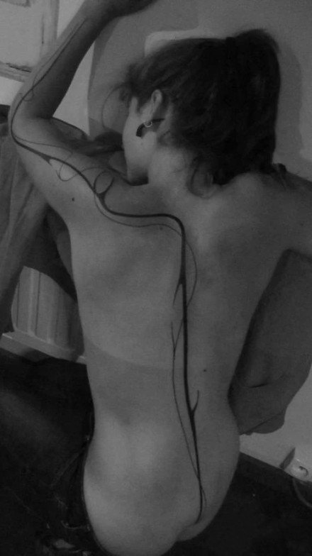 点击大图看下一张：18张女生后背的性感颈椎脊椎骨纹身图案